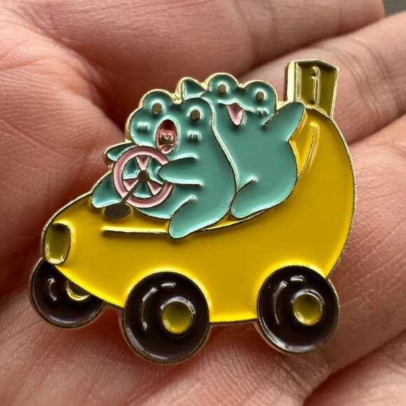 ☀️Oz Fun Frogs Enamel Pin Banana Fuit Car Cartoon Animal Brooch Yellow New☀️ - Picture 7 of 7